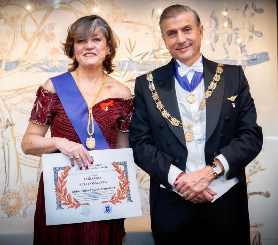 Sra. Doña Elaine L AROZARENA con la «Gran Cruz al Mérito Profesional en Grado de Embajada» Captura De Pantalla 2025 11 19 052539